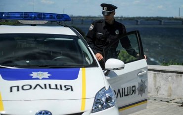 Черновицкие полицейские за взятку сопровождали контрабандиста к границе