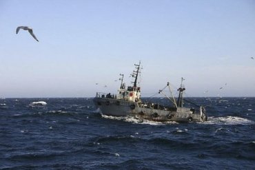 Российские пограничники задержали в Азовском море катер с украинскими рыбаками