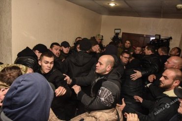 За массовую драку в суде Одессы полиция задержала 49 человек