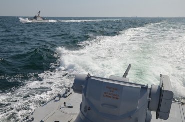 Российский пограничный корабль протаранил украинский военный буксир