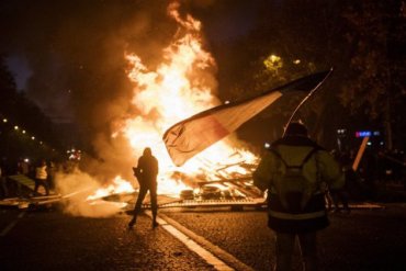 Протестующие французы подожгли баррикады на Елисейских полях