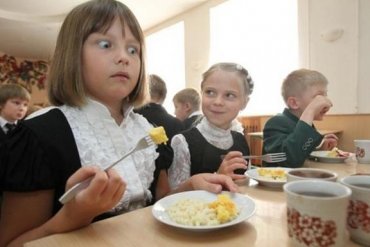 Российским школьникам запретят есть зарубежные продукты