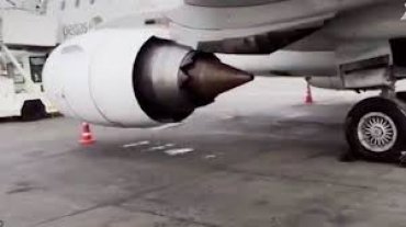 В аэропорту Хабаровска у самолета загорелся двигатель