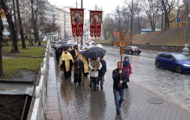 Сторонники УПЦ КП проводят крестный ход с требованием отменить ее ликвидацию