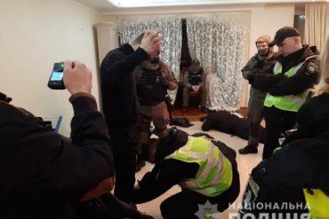 В Киеве спецназ взял штурмом квартиру и задержал 17 человек