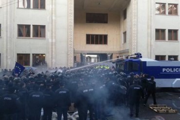 В Грузии спецназ разогнал акцию оппозиции возле парламента