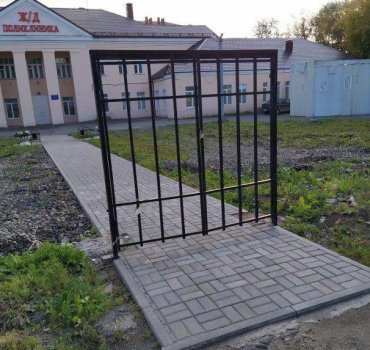 В Череповце около поликлиники установили ворота с замком без забора