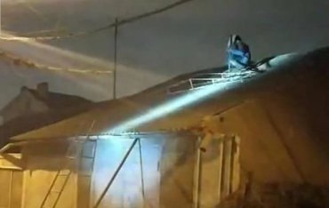 Полицейский упал с крыши, пытаясь задержать психически больного