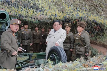 Ким Чен Ын проверил, как артилеристы стреляют из винтовок