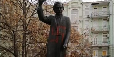 В Киеве разрисовали свастиками памятник Шолом-Алейхему