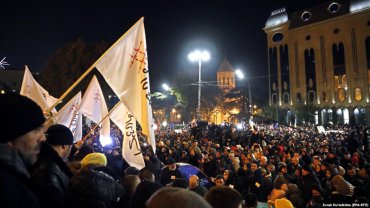 Власти Грузии вновь применили силу, чтобы разблокировать парламент