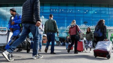 Больше половины молодых россиян хотят уехать из страны