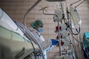 Украина вышла на 20-е место в мире по количеству инфицированных коронавирусом