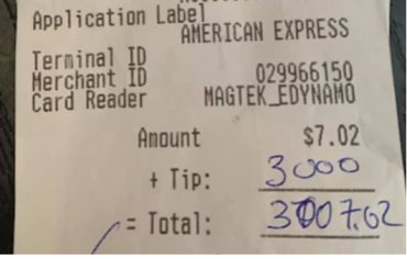 Мужчина оставил за кружку пива в ресторане чаевые в размере 3000 долларов