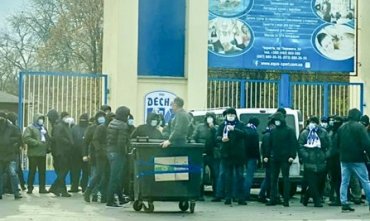 Болельщики бросили директора черниговского стадиона в мусорный бак
