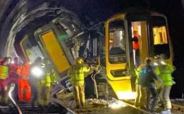 В Великобритании столкнулись два поезда: есть пострадавшие