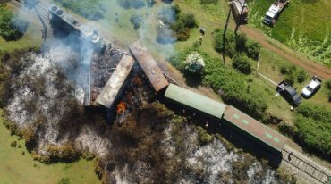 В Чили подожгли и пустили под откос поезд
