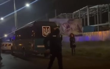 На Хмельнитчине полиция заблокировала автобус с антивакцинаторами, они пытались перекрыть дорогу. Видео