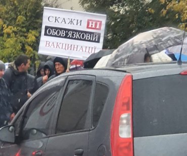 Из-за протестов антивакцинаторов в Киев врачи и скорые застряли в заторах