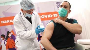 В России среди вакцинированных разыгрывают чистку рта и три тонны угля