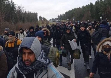 В Беларуси огромная колонна мигрантов идет к границе с Польшей. Видео