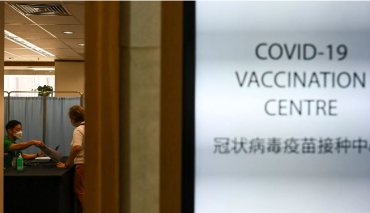 В Сингапуре прекратят бесплатно лечить COVID-19 у невакцинированных