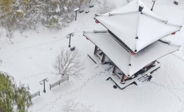 Небывалая снежная буря парализовали часть Китая