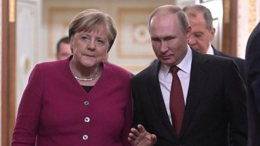 Путин пожаловался Меркель на корабли НАТО и украинские беспилотники