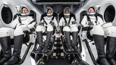 SpaceX состыковался с МКС: астронавты встретились с космонавтами. Фото