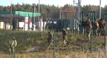 К польской границе прибывают белорусские силовики. Видео