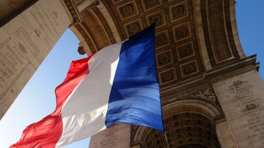 Макрон изменил один из цветов национального флага Франции