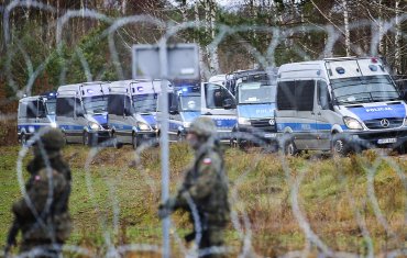 Беженцы на границе забросали камнями польских полицейских