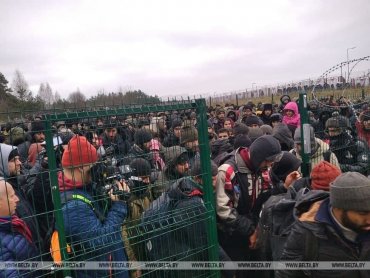 Беженцы прорываются на территорию Польши: их встречают водометы и вертолет