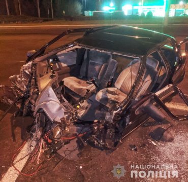 В Ривном водитель на скорости влетел в столб: авто разорвало пополам