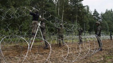 Польские военные засняли сотрудника белорусской спецслужбы ломающего забор на границе
