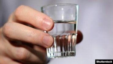 На дне рождения пили зеленую водку со вкусом ириски: в России массовое отравление метиловым спиртом