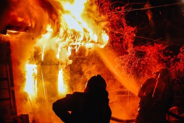 Киевский Подол проснулся в дыму: всю ночь огнеборцы боролись с масштабным пожаром. Видео