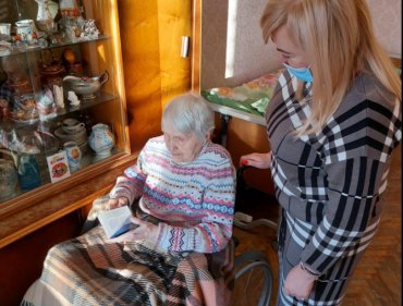 В Одессе 104-летней бабушке выдали загранпаспорт
