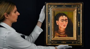 На аукционе выручили рекордные 34,9 млн долларов за автопортрет знаменитой мексиканки Фриды Кало. Фото