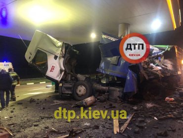 Под Киевом два грузовика влетели в заправку