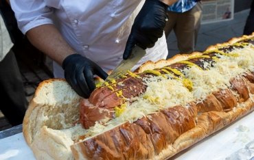 В Харькове приготовили самый большой в Украине хот-дог