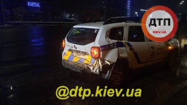 Пока оформляли ДТП: в Киеве в полицейскую машину влетел внедорожник