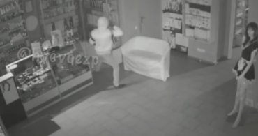 В Запорожье мужчина ограбил секс-шоп и попал на видео