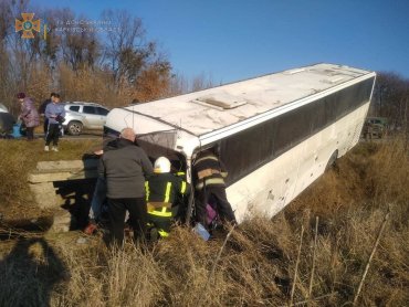 Под Харьковом автобус с пассажирами вылетел в кювет: водителя доставали специнструментом