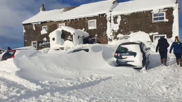 Пили и развлекались: в Великобритании люди три дня вынужденно прожили в занесенном снегом пабе