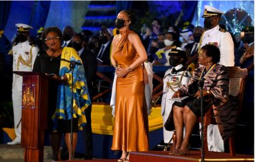 Барбадос отказался от короны Великобритании и объявил певицу  Рианну национальным героем. Видео