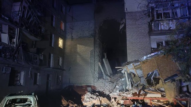Росіяни обстріляли ракетами житлову п’ятиповерхівку у Миколаєві: є загиблі та поранені