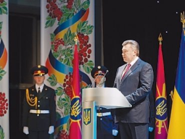 Янукович пообещал улучшить жизнь военных