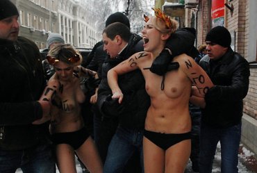 FEMEN отметили топлес-акцией начало работы новой Рады