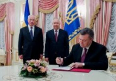Янукович подписал указ о назначении Азарова премьером